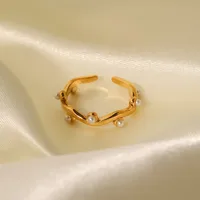 Bague Ondulée Ornée de Zircons