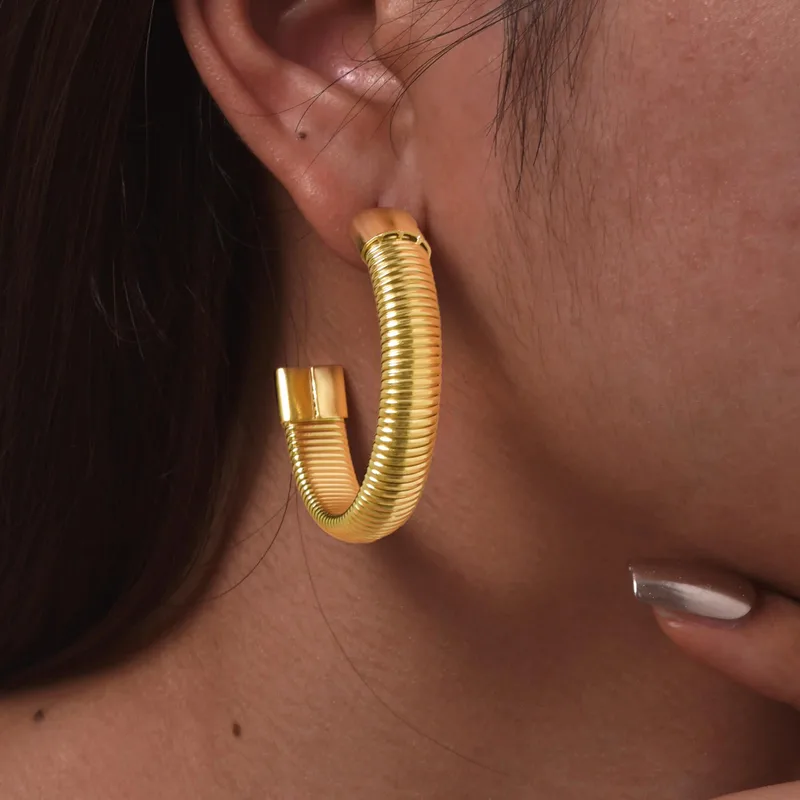 Rev-tement-PVD-Plaqu-Or-V-ritable-Or-18-Carats-Forme-C-Acier-Inoxydable-304-D-contract-e-Style-Simple-R-sistant-L-Eau-Et-Ne-Ternit-Pas-Des-Boucles-D-Oreilles-4 Rev-tement-PVD-Plaqu-Or-V-ritable-Or-18-Carats-Forme-C-Acier-Inoxydable-304-D-contract-e-Style-Simple-R-sistant-L-Eau-Et-Ne-Ternit-Pas-Des-Boucles-D-Oreilles-4